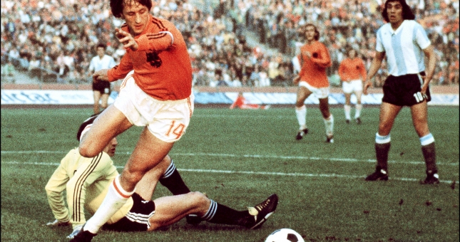 VIDEO: Huyền thoại Johan Cruyff lừa cả thế giới với cú penalty quá đỉnh