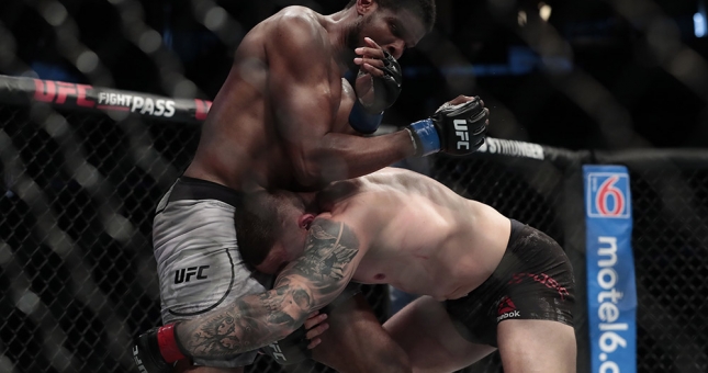 UFC dậy sóng: Võ sĩ 3 lần bị đá vào chỗ hiểm vẫn đứng vững 'báo thù'