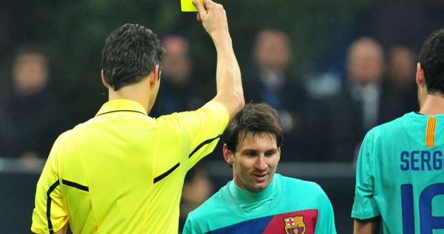 VIDEO: Messi ăn thẻ vàng vì sút penalty đánh lừa thủ môn 