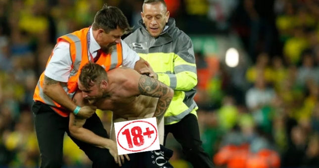 Sốc! CĐV khỏa thân 100% lao vào sân phá rối trận Liverpool gặp Norwich