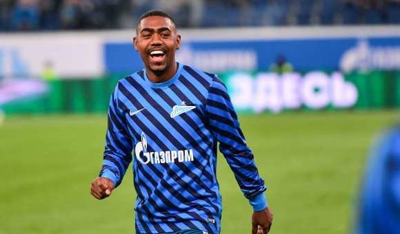 VIDEO: Cựu sao Barca sút trúng trọng tài và cái kết quá hài hước