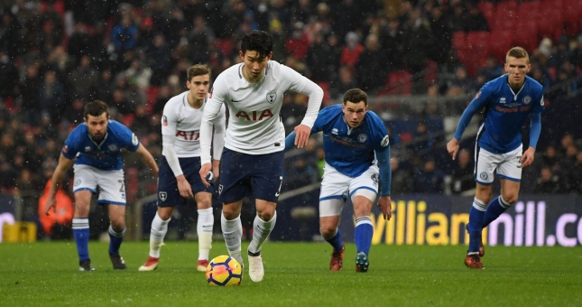 VIDEO: Son Heung-min nhận thẻ vàng khó hiểu sau quả penalty thành công