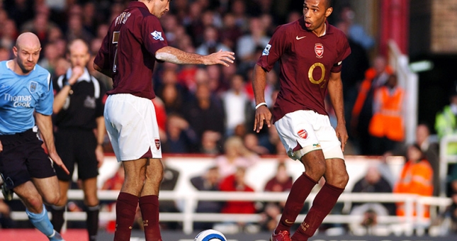 VIDEO: Huyền thoại Arsenal bị đồng đội chê cười vì cú đá penalty cực ngớ ngẩn