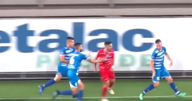 VIDEO: Cầu thủ chạy 'bán sống bán chết' sau khi ghi bàn vì lý do hy hữu