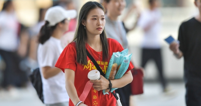 Nữ CĐV xinh đẹp Trung Quốc thu hút ánh nhìn ở trận thua U22 Việt Nam