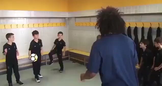 VIDEO: Marcelo thực hiện thử thách đánh đầu cùng đội của con trai