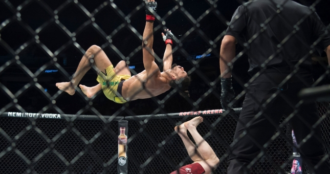 Trận đấu kỳ dị nhất UFC! Võ sĩ ra đòn kiểu nhào lộn và cái kết