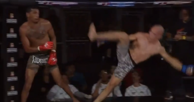 VIDEO: Võ sĩ siêu nhọ, ra đòn trượt và cái kết 'gậy ông đập lưng ông'