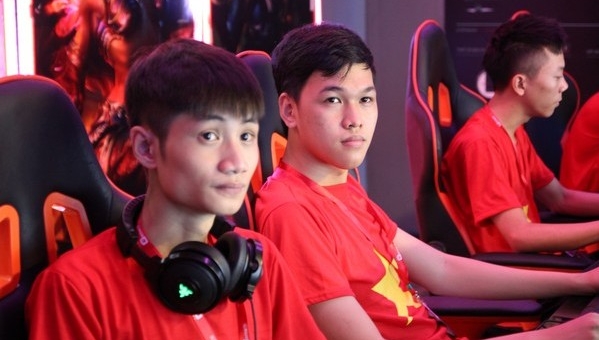 Hồng Anh & Chim Sẻ Đi Nắng tái xuất ở giải AOE trên đất Trung Quốc