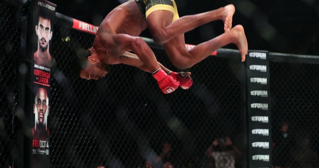 Ra đòn như súng máy, võ sĩ MMA knock-out đối thủ sau... 8 giây