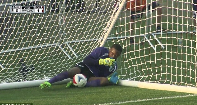 VIDEO: Pha phản lưới nhà 'ngáo' nhất thế giới vì ăn mừng quá khích