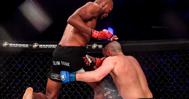 Ra đòn 'máy bay chiến đấu' hạ gục đối thủ, võ sĩ MMA 'hóa điên' khi ăn mừng