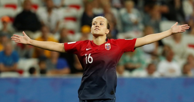 VIDEO: Nữ cầu thủ gây sốt với pha ghi bàn kiểu 'bọ cạp'