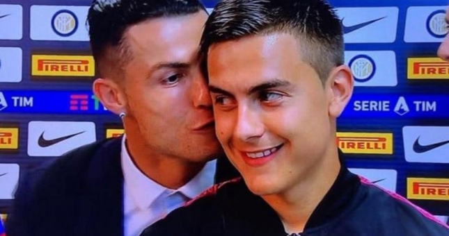 Ronaldo khiến Dybala bối rối khi trao... nụ hôn