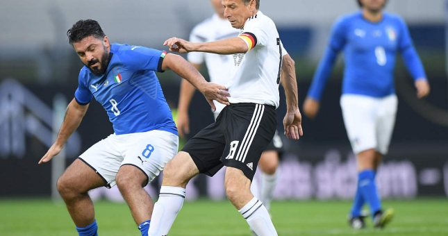 Đội huyền thoại của Italia và Đức hòa nhau trong cơn mưa bàn thắng