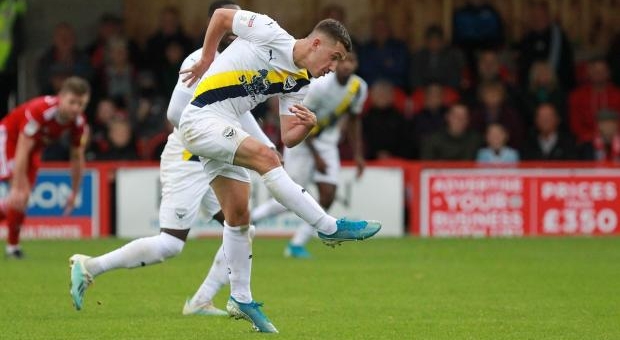 VIDEO: Sút bóng như đại bác, cầu thủ Italia xé lưới từ... giữa sân