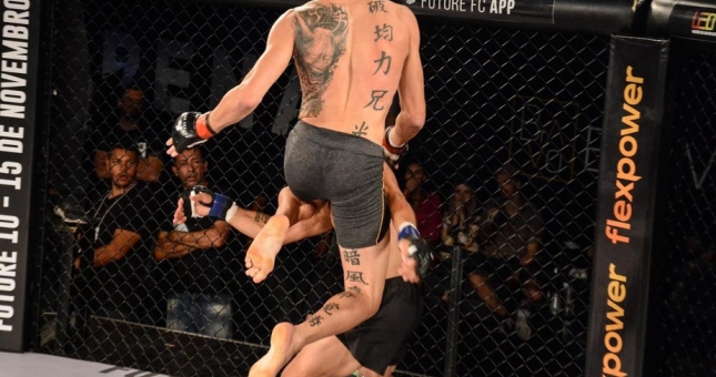 Tung đòn gối bay 'điên rồ', võ sĩ MMA khiến đối thủ bất tỉnh tại chỗ