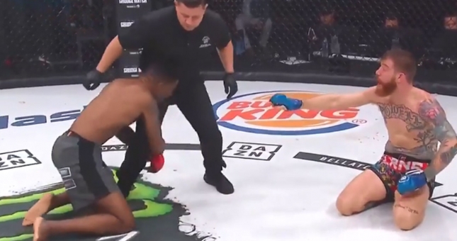 Bị đánh tối mặt, võ sĩ bất ngờ chuyển hướng tấn công... trọng tài