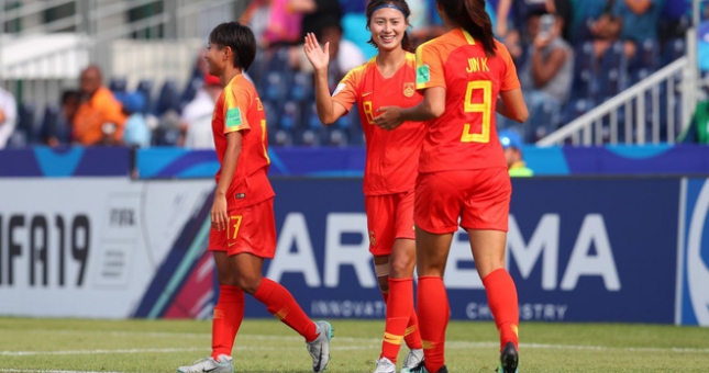 Nữ cầu thủ xinh đẹp Trung Quốc bị đuổi khỏi đội vì... tô son