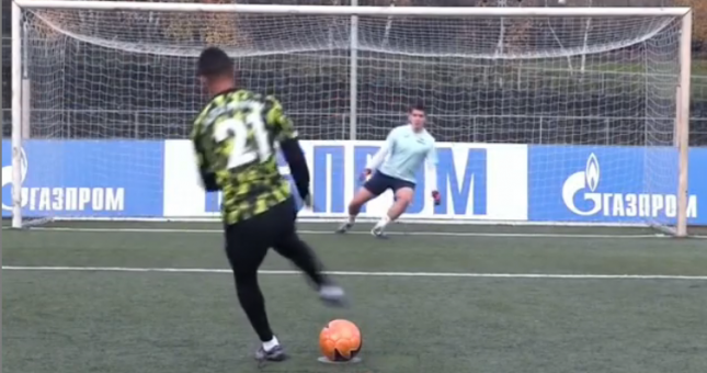 VIDEO: Cầu thủ sút penalty kiểu xoay 180 độ khiến thủ môn bó tay