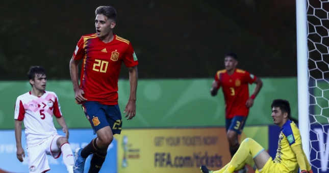 VIDEO: Vô tư chuyền về, cầu thủ U17 tự biến mình thành trò đùa