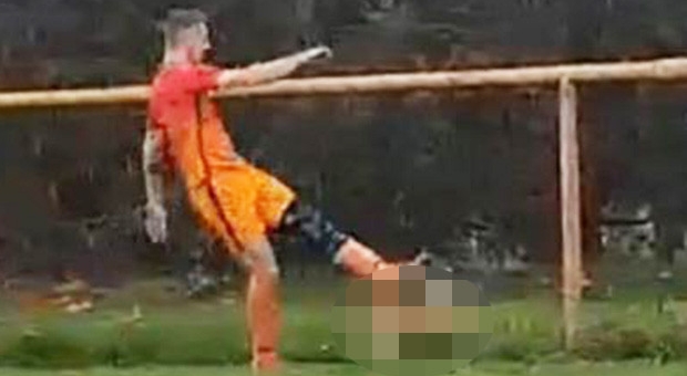 HY HỮU: Cầu thủ bị đuổi khỏi sân vì sút... con gà