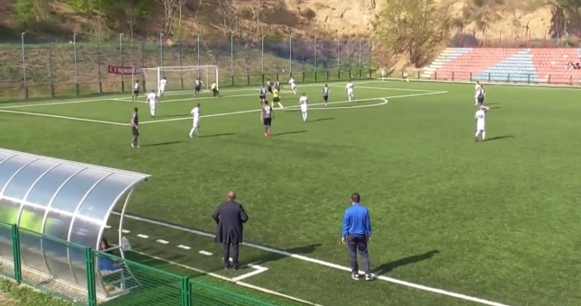 VIDEO: Nhắm mắt phá bóng, hậu vệ vô tình tạo nên siêu phẩm để đời