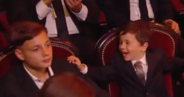 VIDEO: Con trai Messi ăn mừng Quả bóng Vàng của bố