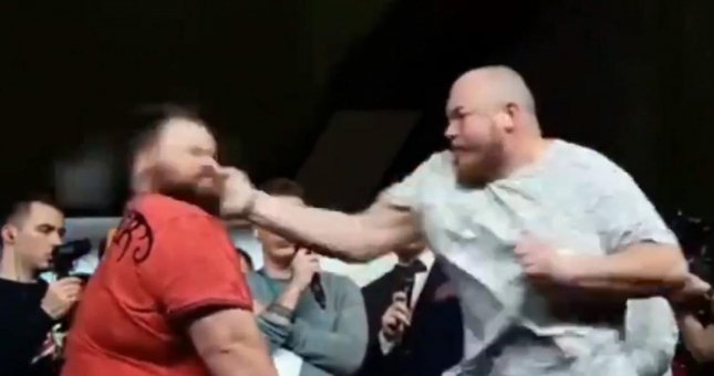 Kỳ lạ: Nhà vô địch người Nga thua trận vì bị tát 'sấp mặt'