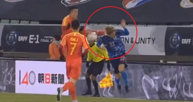 VIDEO: Cầu thủ Trung Quốc bay người đạp thẳng vào đầu đối phương