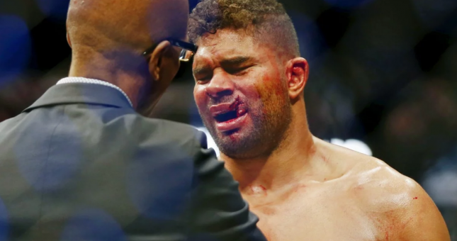 VIDEO: Cú móc trời giáng khiến võ sĩ UFC 'vỡ mồm'