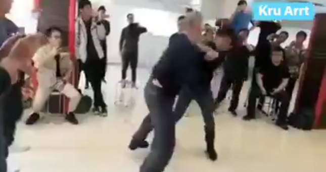 VIDEO: Hai võ sư Vịnh Xuân gây bão với màn tỉ thí như 'trẻ con đánh lộn'