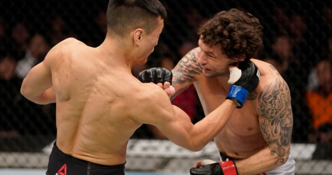 UFC Busan: 'Xác sống' Hàn Quốc hạ knock-out đối thủ bằng mưa đòn