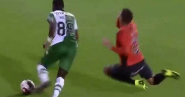 VIDEO: Cựu sao Ngoại hạng Anh ăn thẻ đỏ vì pha diễn kịch như Hollywood