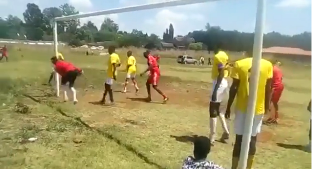 HÀI HƯỚC: Thủ môn cầm bóng chạy thẳng vào sau khung thành