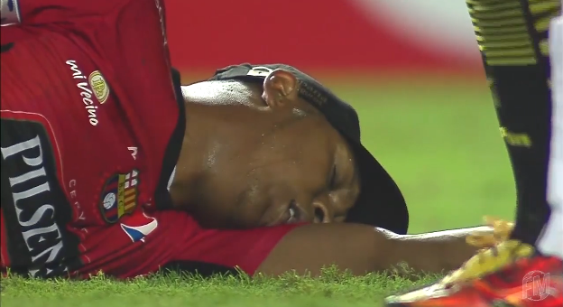 VIDEO: Thủ môn giả vờ ngất để tránh thẻ đỏ và cái kết siêu hài