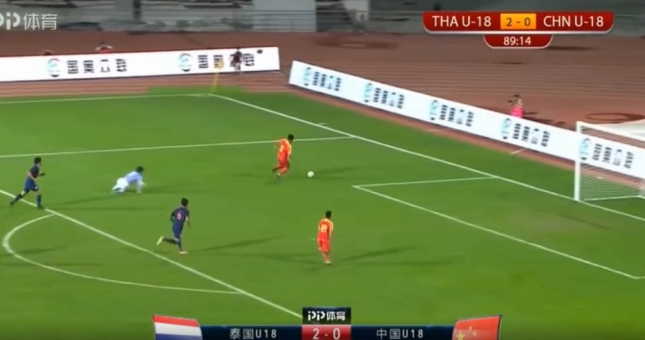 VIDEO: Cầu thủ Trung Quốc rê bóng qua thủ môn và pha 'bỏ lỡ thế kỷ'