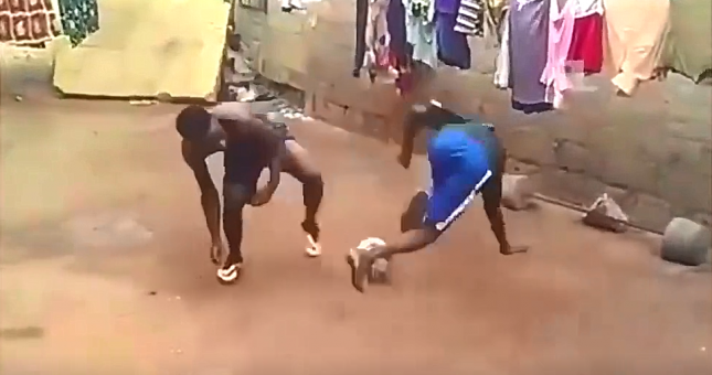 VIDEO: Pha biểu diễn động tác giả khiến đối thủ đâm đầu vào tường