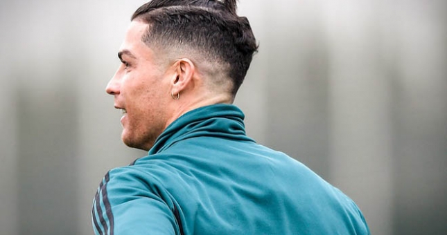 Ronaldo xuất hiện lạ lẫm với kiểu tóc mới