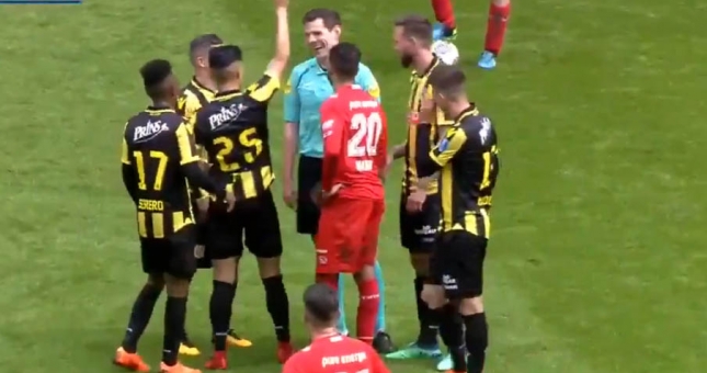 VIDEO: Cầu thủ rút thẻ vàng phạt trọng tài vì lỗi... ăn vạ