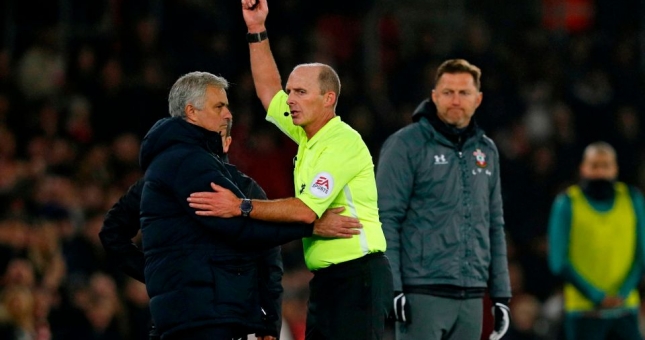 Mourinho gọi HLV đối thủ là 'thằng ngốc' sau hành vi nhìn trộm