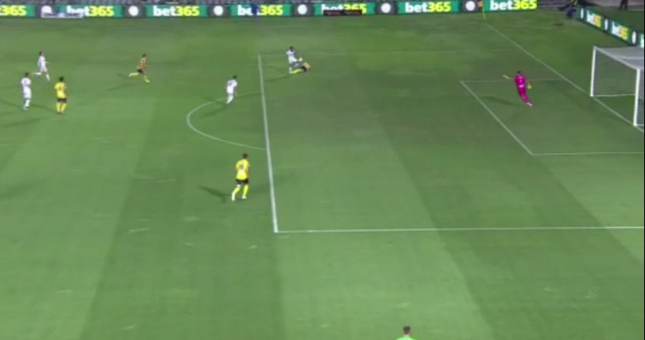 VIDEO: Hậu vệ tặng quà năm mới cho đối thủ với pha bóng ngớ ngẩn