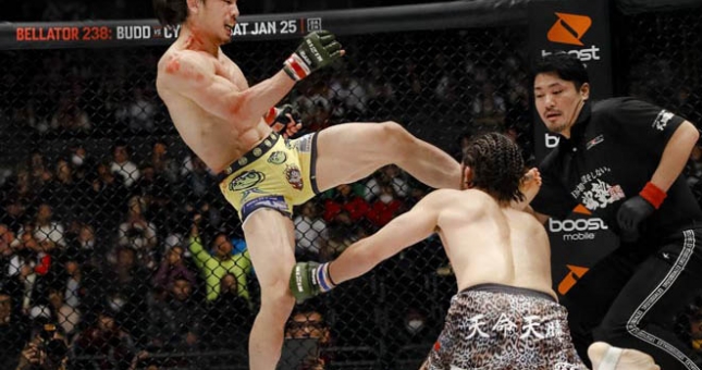 VIDEO: Võ sĩ MMA knock-out đối thủ với pha 'sút đầu như sút bóng'