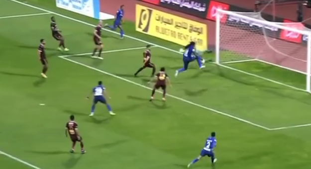 VIDEO: 'Tiền đạo Zombie' gây cười khi chuyển hóa bàn thắng thành cơ hội