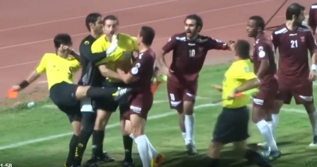 VIDEO: Trọng tài đạp cầu thủ, phạt đội bóng 4 thẻ đỏ