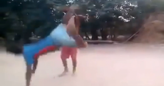 VIDEO: Hai cậu bé tỉ thí như cao thủ võ lâm