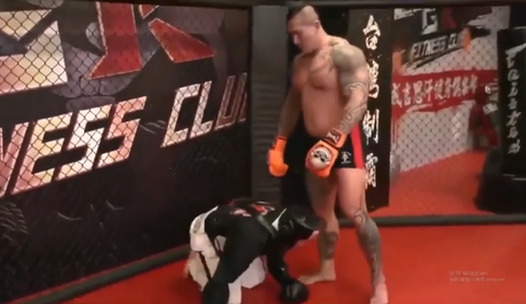 VIDEO: Thách đấu võ sĩ MMA, youtuber nhận mưa đòn phải xin thua