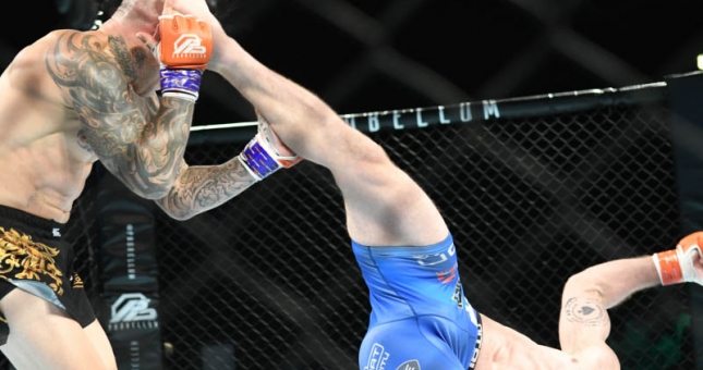 VIDEO: Võ sĩ MMA knock-out đối thủ bằng cú đá móc 'không thể tin nổi'