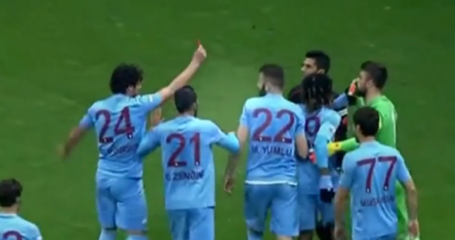 HY HỮU: Cầu thủ lấy thẻ đỏ đuổi trọng tài khỏi sân