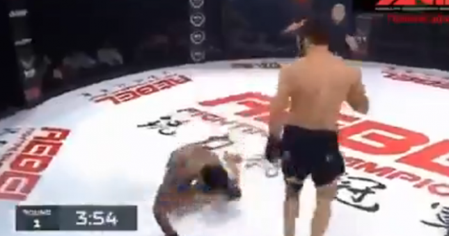 VIDEO: Võ sĩ MMA ra đòn không cần nhìn khiến đối thủ bất tỉnh